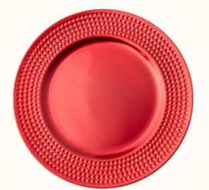 Plato base rojo con borde texturizado de perlas para renta en eventos
